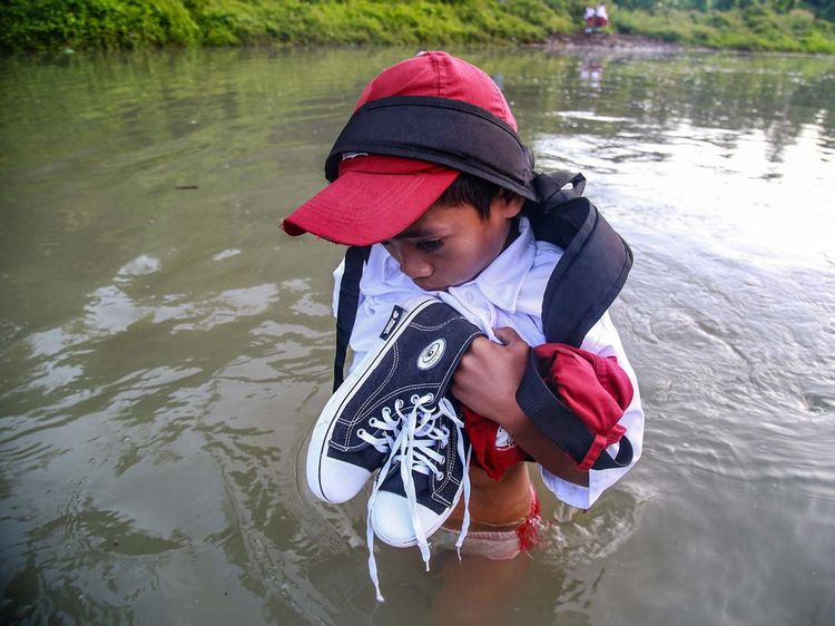 Potret Perjuangan Siswa Maluku Utara Seberangi Sungai Demi Sekolah
