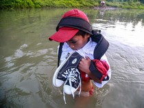 Potret Perjuangan Siswa Maluku Utara Seberangi Sungai Demi Sekolah