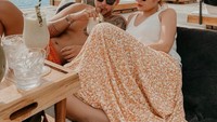 Kemesraan Siti Badriah dan Krisjiana, suaminya, tak pernah luntur walaupun sudah lama menikah. Keduanya mesra bersantai di beach club sambil menikmati minuman segar. Foto: Instagram/sitibadriahh