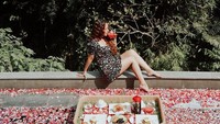 Liburan dengan tujuan bersantai sering dilakoni oleh keluarga kecil ini. Saat pagi hari biasanya Siti Badriah akan menyantap floating breakfast sebelum memulai harinya. Foto: Instagram/sitibadriahh