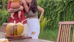 Mesranya Siti Badriah Saat Kulineran Bareng Suami di Thailand