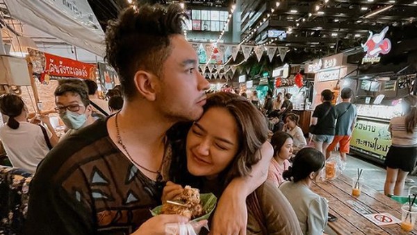 Mesranya Siti Badriah Saat Kulineran Bareng Suami di Thailand