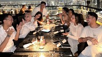 Menjalin hubungan dengan orang-orang terdekat juga dilakukan Siti Badriah. Termasuk menyambangi acara makan malam spesial dengan pemandangan lampu kota. Foto: Instagram/sitibadriahh
