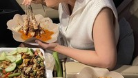 Siti Badriah dan suaminya tak sungkan untuk menikmati makanan dari kaki lima. Saat tak kebagian tempat mereka terpaksa makan di dalam mobil. Foto: Instagram/sitibadriahh