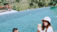 Panas terik tak menjadi alasan Siti Badriah meninggalkan suaminya sendirian. Waluapun hanya sekadar di pinggir kolam, ia tampak duduk mendampingi Krisjiana floating breakfast. Foto: Instagram/sitibadriahh