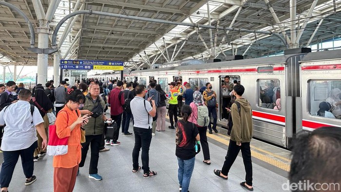 Situasi Stasiun Manggarai, Senin (26/2) pagi.