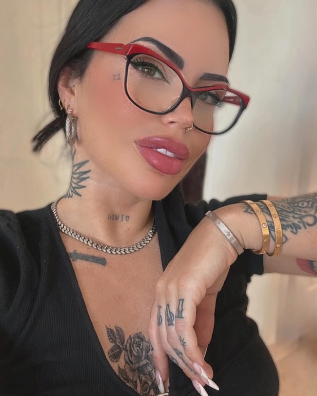 Kadang-kadang aku langsung minum ketika aku ingin sesuatu yang lebih intens atau aku campurkan dalam minuman. Itulah mengapa aku seperti boneka porselen. Ya dan aku memang bukan orang biasa, tambahnya.    Foto: Instagram Sofia Clerici