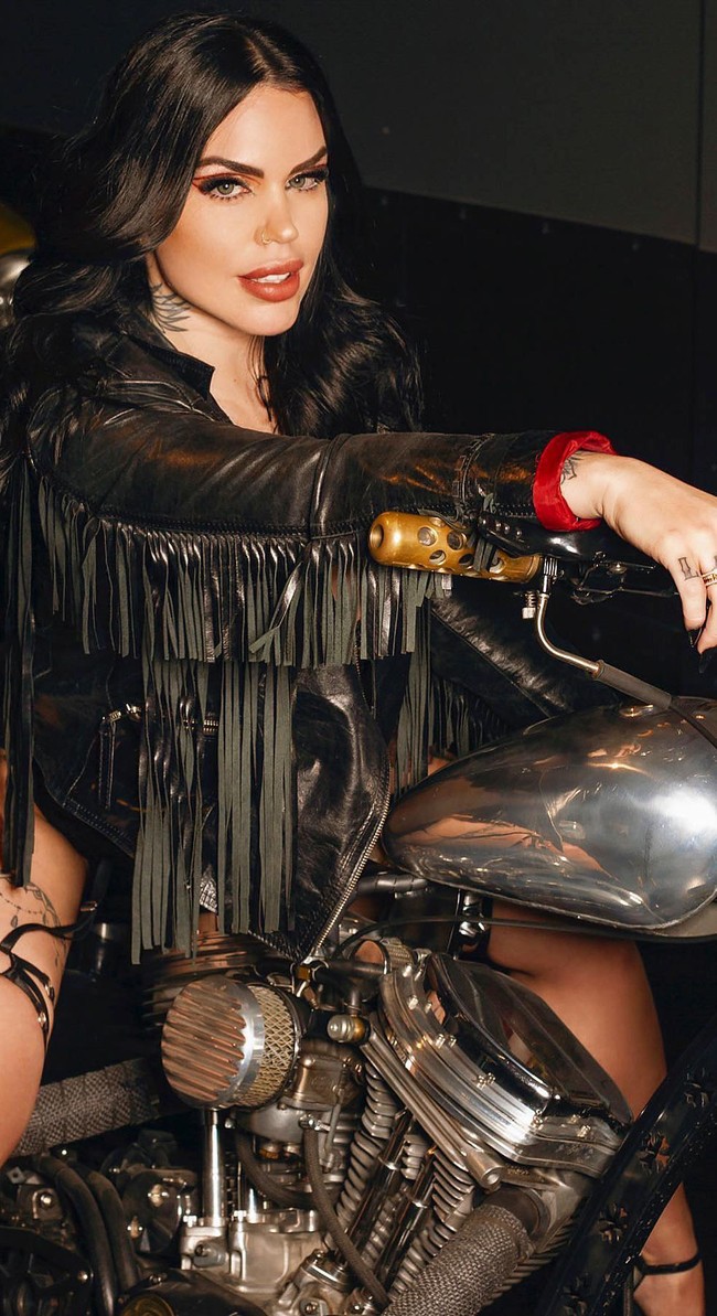 Wanita dengan lebih dari 2 juta follower itu mengaku jika kebiasaan aneh ini adalah untuk menjaga penampilan.  Foto: Instagram Sofia Clerici