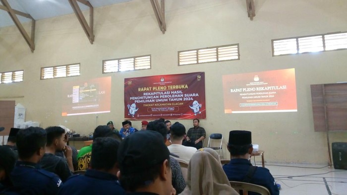 Suasana rekapitulasi suara di kecamatan Glagah Banyuwangi.