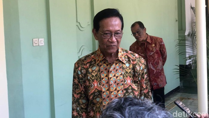 Gubernur DIY Sultan Hamengku Buwono X saat ditemui awak media di Kantor Gubernur, Senin (26/2/2024).