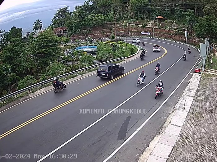 Tangkapan layar CCTV Diskominfo Gunungkidul di jalan Jogja-Wonosari, Senin (26/2/2024) pukul 16.30 WIB.
