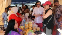 Booth Indonesia menampilkan hidangan dan minuman asli Indonesia, kerajinan tangan, dan suvenir gratis.