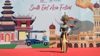 Pada kesempatan tersebut juga ditampilkan dua tarian Bali berbeda yang dibawakan oleh salah satu mahasiswi asal Bali yang saat ini sedang kuliah di Pune, India.