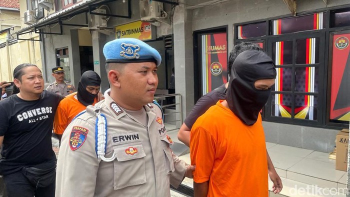 Tersangka SK dan TH, ayah tiri dan kakak ipar pemerkosa siswi SMP di Mojokerto saat memakai baju tahanan.