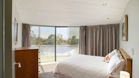 Di lantai 2 terdapat 3 kamar tidur. Pada kamar tidur utama tampak ada kasur, lemari, dan jendela besar. Foto: Sothebys International Realty via Business Insider