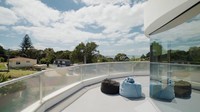 Di bagian luarnya dapat digunakan untuk bersantai menikmati pemandangan sekitar. Foto: Sothebys International Realty via Business Insider