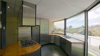 Bagian dapurnya terbuat dari stain less-steel dan material kayu. Dapur tersebut memiliki jendela besar yang bisa langsung melihat pemandangan sekitar. Foto: Sothebys International Realty via Business Insider