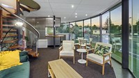Di dalam rumah tersebut terdapat ruang keluarga yang menyatu dengan dapur. Di bagian tengahnya terdapat tangga berputar untuk menuju ke lantai 2. Foto: Sothebys International Realty via Business Insider