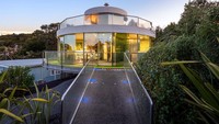 Dilansir dari Business Insider, rumah itu berada Auckland, New Zealand. Rumah yang dikenal sebagai The Lighthouse ini bisa berputar 360 derajat pada sumbu porosnya dengan menekan sebuah tombol. Untuk bisa berputar full 360 derajat membutuhkan waktu sekitar 33 menit. Foto: Sothebys International Realty via Business Insider