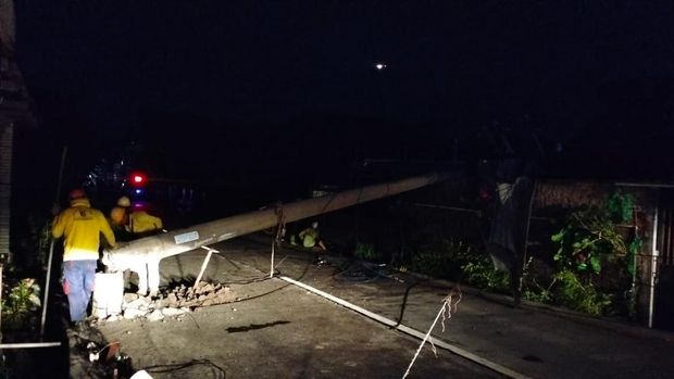 Tiang listrik ambruk di Desa Selokaton, Kecamatan Gondangrejo, Kabupaten Karanganyar, Senin (26/2/2024).