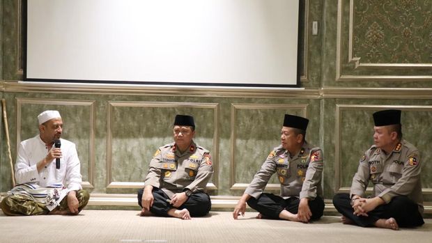 Foto: Tim Operasi Nusantara Cooling System (NCS) Polri mengunjungi Ketua Umum Rabithah Alawiyah, Habib Taufiq bin Abdul Qodir Assegaf. (dok.ist)