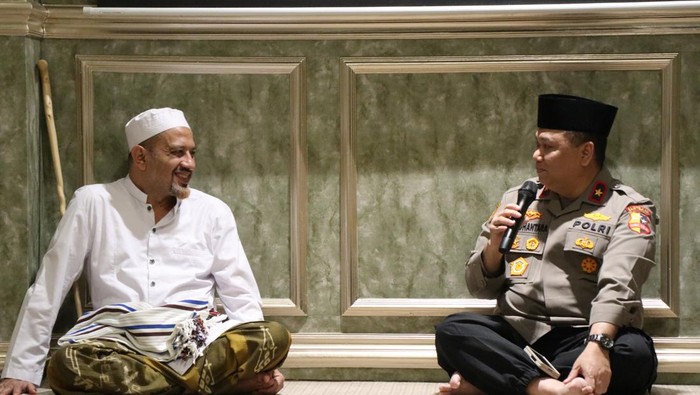 Tim Operasi Nusantara Cooling System (NCS) Polri mengunjungi Ketua Umum Rabithah Alawiyah, Habib Taufiq bin Abdul Qodir Assegaf.