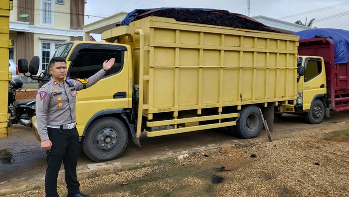 Truk angkutan batu bara yang nekat melintas di jalan nasional Batanghari, Jambi, ditilang polisi