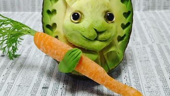 Ukiran imut ini dari alpukat. Foto: Gaku via Boredpanda