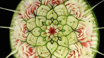 Keren banget ya ukiran bunga ini yang dibuat dari semangka. Foto: Gaku via Boredpanda
