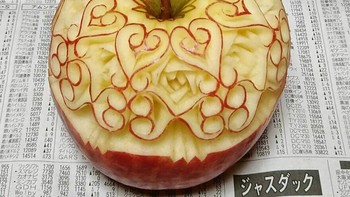 Ukiran dari Apel. Foto: Gaku via Boredpanda