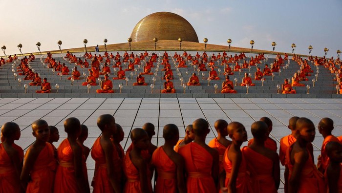 Buddhist monks pray at the Wat Phra Dhammakaya temple during a ceremony commemorating Makha Bucha Day in Pathum Thani province outside Bangkok, Thailand, February 24, 2024. REUTERS/Athit Perawongmetha     TPX IMAGES OF THE DAY