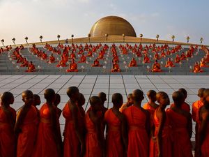 Potret Umat Buddha di Thailand Rayakan Hari Makha Bucha