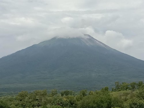Visual Gunung Ile Lewotolok di Kabupaten Lembata, Nusa Tenggara Timur (NTT), pada Senin (26/2/2024) siang. (Foto: Istimewa)