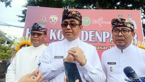 Wali Kota Denpasar I Gusti Ngurah Jaya Negara seusai  upacara bendera terkait HUT Kota Denpasar ke 236 di Lapangan Lumintang Denpasar, Bali, Senin (26/2/2024). (Ni Made Lastri Karsiani Putri-detikBali)