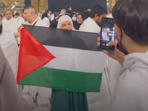 Petugas Setop Jemaah Kibarkan Bendera Palestina di Masjidil Haram