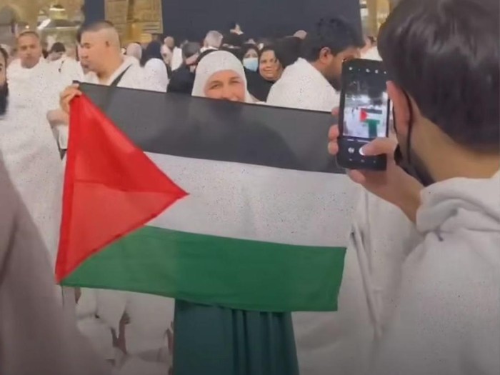 Wanita Turki mengibarkan bendera Palestina di Kabah