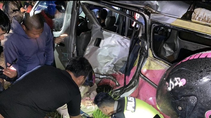 Warga dan petugas mengevakuasi korban