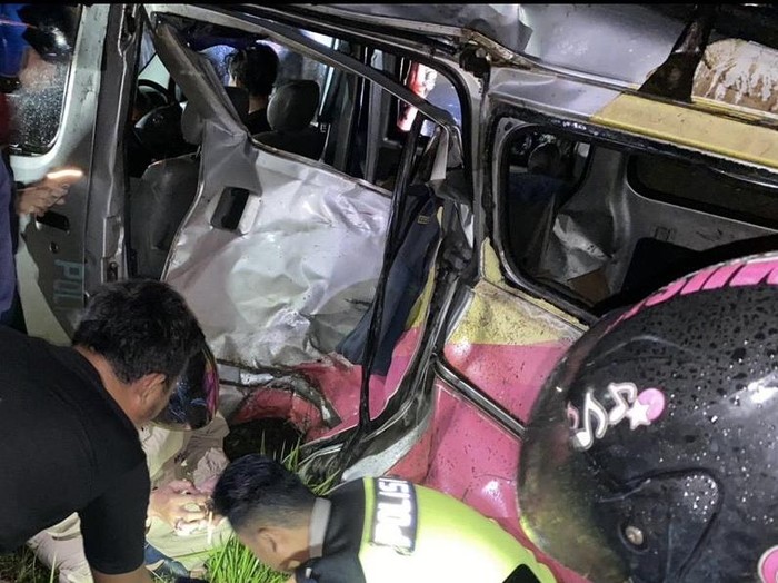 Warga dan petugas mengevakuasi korban