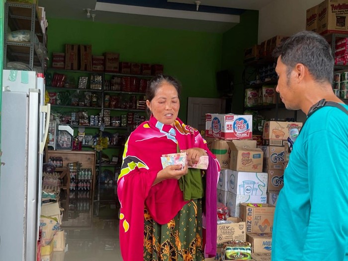 Warga Pulau Maratua menukar uang