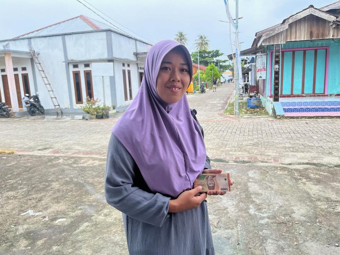 Warga Pulau Maratua menyambut gembira kehadiran Tim Ekspedisi Rupiah Berdaulat (ERB) Bank Indonesia. Warga Pulau Maratua menyambut gembira kehadiran Tim Ekspedisi Rupiah Berdaulat (ERB) Bank Indonesia.