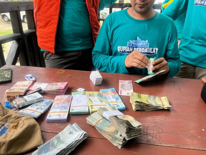 Warga Pulau Maratua menyambut gembira kehadiran Tim Ekspedisi Rupiah Berdaulat (ERB) Bank Indonesia.