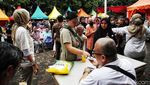 Potret Warga Rela Antre untuk Beli Beras Murah di Sunter