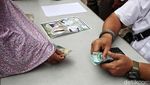 Potret Warga Rela Antre untuk Beli Beras Murah di Sunter