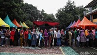 Warga mengantre dengan tertib untuk mendapatkan beras murah.