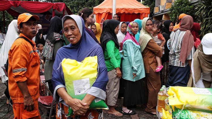 Warga Rela Antre untuk Beli Beras Murah di Sunter Warga antre untuk membeli beras murah di Kelurahan Sunter Jaya, Jakarta Utara, Senin (26/2/2024). Program beras murah dari Bulog ini bertujuan untuk membantu masyarakat.