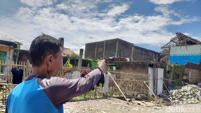 Warga sedang menunjukan empat kamar kos di lantai 2 sebuah rumah yang ambuk akibat angin puting beliung di Sumedang.
