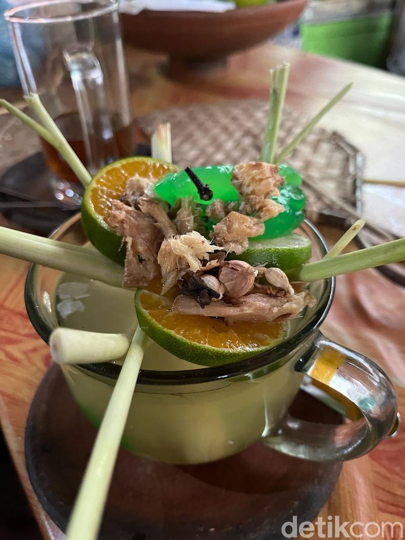 Wedang Sendang Ayu di Warung Yu Ngademi Pasar Ngasem. Foto diunggah Senin (26/2/2024).