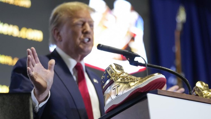 Wujud Sneakers Donald Trump yang Harganya Fantastis Gold Trump sneakers sit on the podium after Republican presidential candidate former President Donald Trump spoke at Sneaker Con Philadelphia, an event popular among sneaker collectors, and announces a gold Trump sneaker, in Philadelphia, Saturday, Feb. 17, 2024. (AP Photo/Manuel Balce Ceneta)