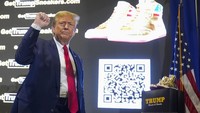Trumps saat mempromosikan sepatu terbatasnya.
