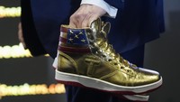Dalam acara tersebut, sepatu Never Surrender laku dengan harga US$ 9.000 atau sekitar Rp 140 juta (kurs Rp 15.612).